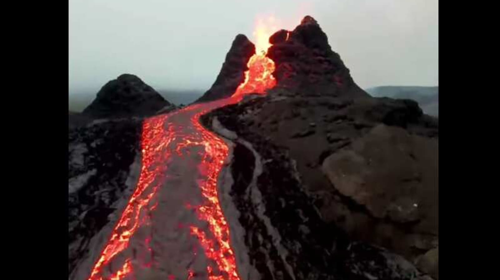 Rekaman drone yang spektakuler menangkap lava yang dimuntahkan dari